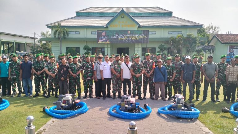 Dandim Letkol Wira Serahkan Bantuan Pompa Air