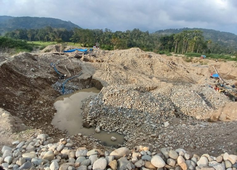 Eksplorasi Pertambangan Ilegal di Madina Sulap Sawah Jadi Kawah