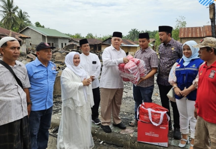 Kadis Sosial Sumut Serahkan Bantuan untuk Korban Kebakaran Kompleks Besilam