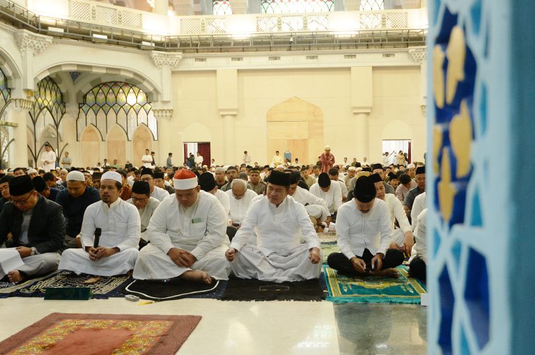 Pj Gubernur Sumut Salat Iduladha 1445 di Masjid Agung Medan