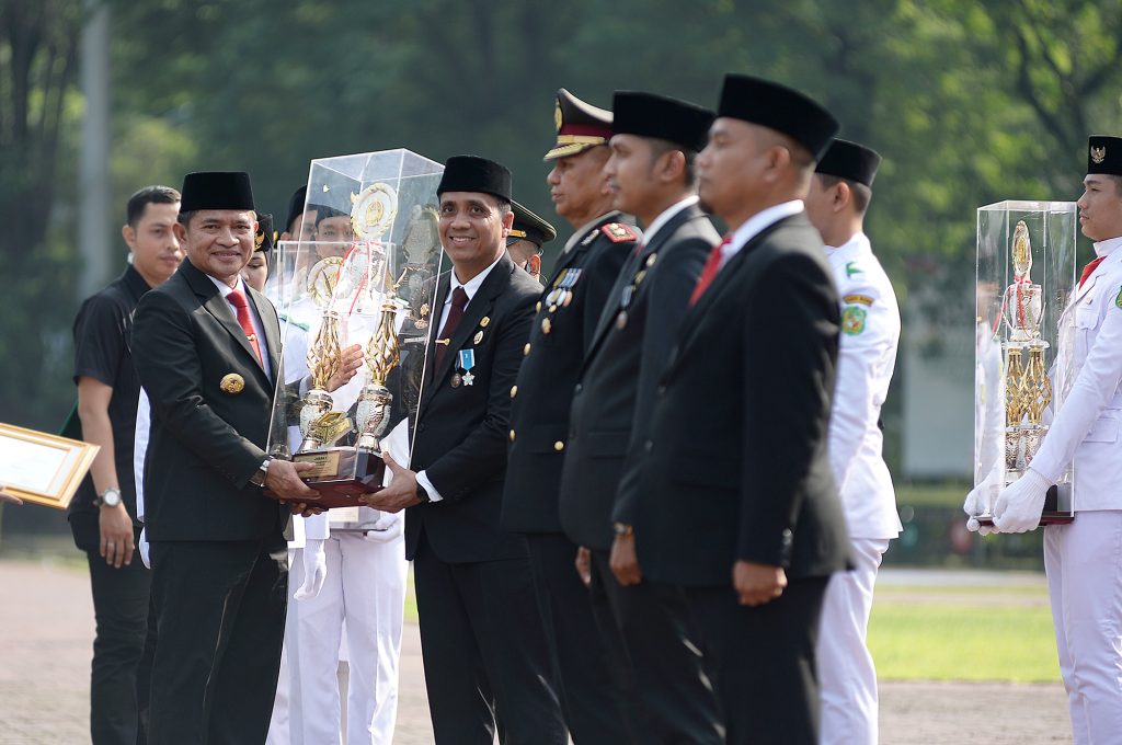 Pj Gubernur Sumut Serahkan Tunggul Kecamatan Terbaik