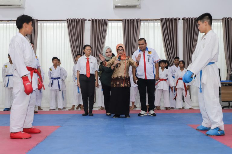 Walkot Susanti Pimpin Pertandingan Pembuka Kejuaraan Karate Antar Pelajar