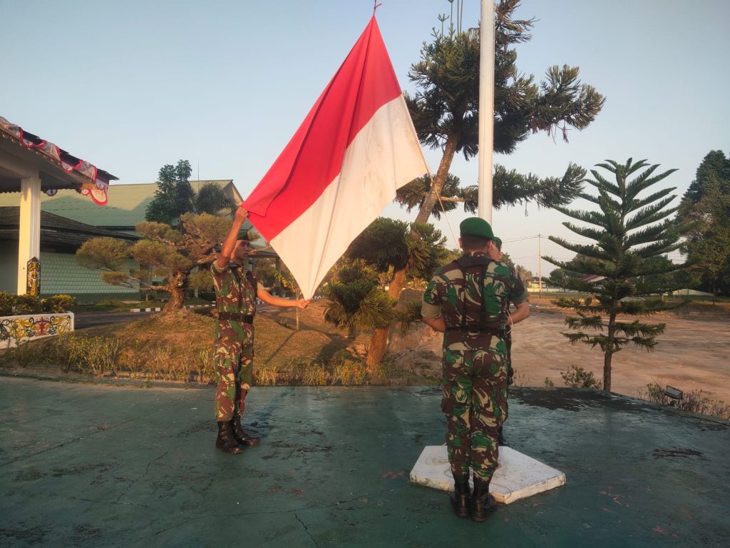 Bendera Setengah Tiang untuk Mengenang Hamzah Haz