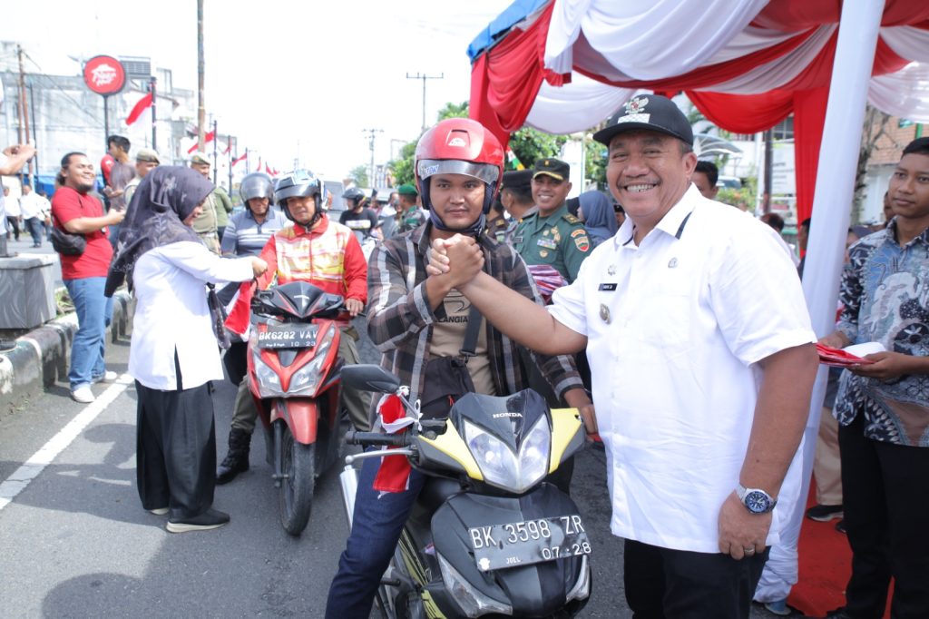 HUT RI-Ke 79, Pemkab Asahan Bagikan Bendera Merah Putih