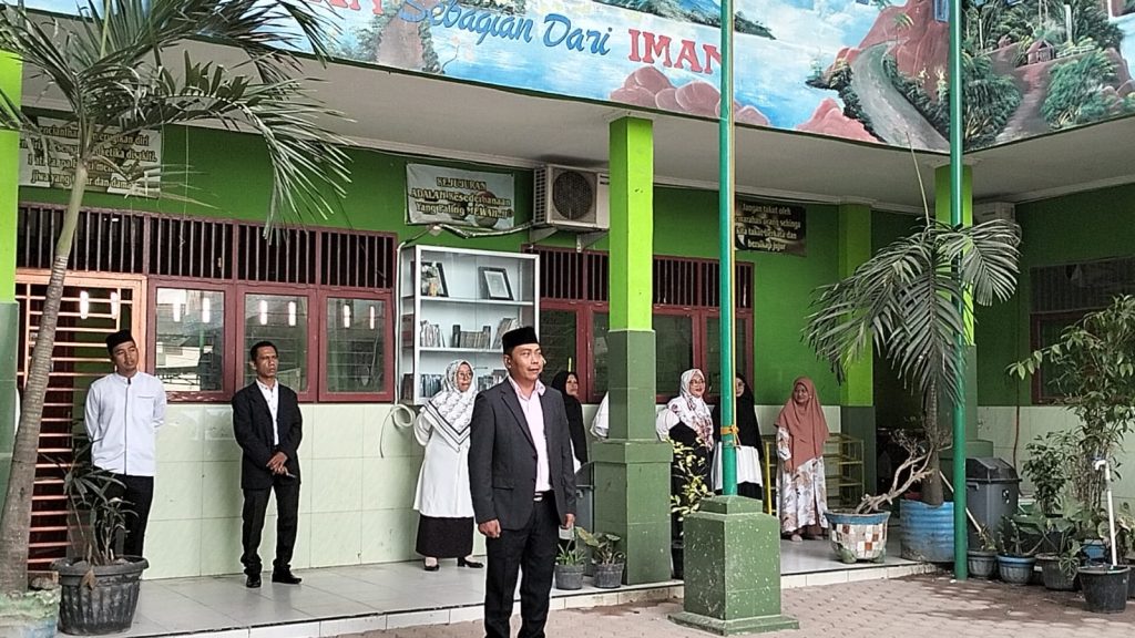 Lom Lom Suwondo, Pembina Upacara dan berikan Piagam Penghargaan MPI