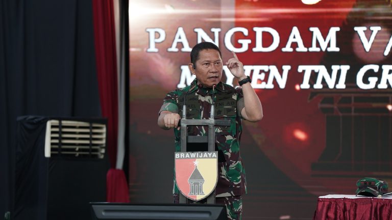 Mayjen TNI Rafael Tinjau Kesiapan Pasukan Yonif 512QY