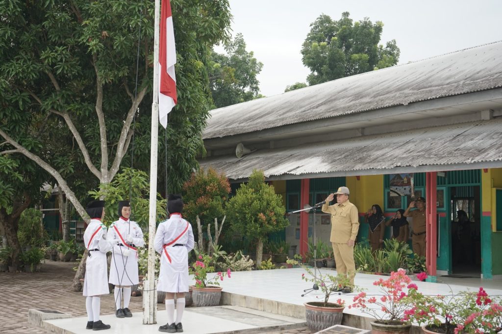 Muhili Inspektur Upacara MPLS di SMP Negeri 7 Kisaran