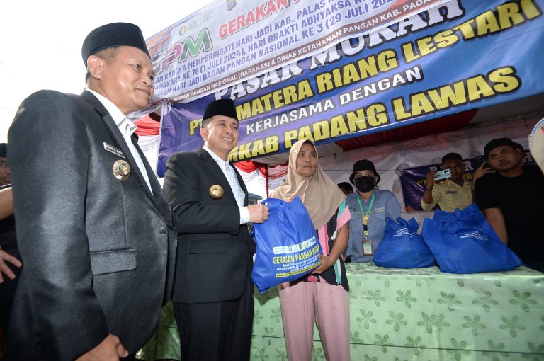 Pj Gubernur Bagikan Sembako dan Bantuan UMKM