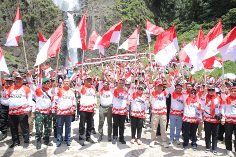 Pemkab Asahan Kibarkan Bendera Merah Putih di Air Terjun Ponot