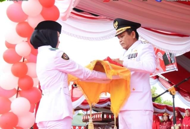 Pj Bupati Padang Lawas Irup HUT ke-79 RI dan Bagikan Bendera Merah Putih