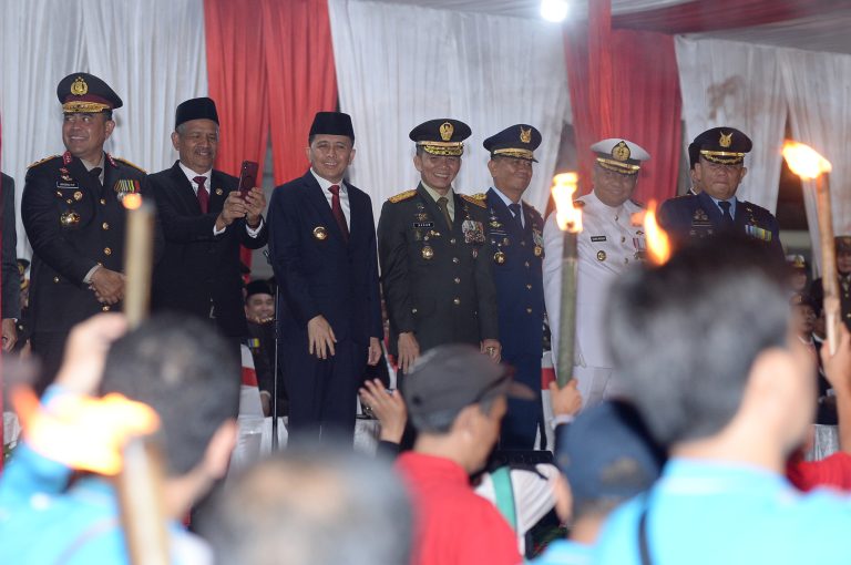 Pj Gubernur Sumut Lepas Ribuan Peserta Pawai Obor