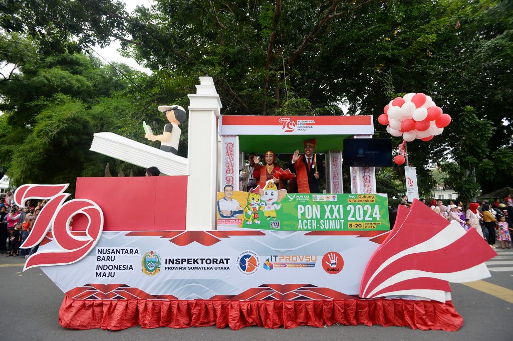 Ribuan Masyarakat Saksikan Pawai Peringatan HUT ke-79 RI