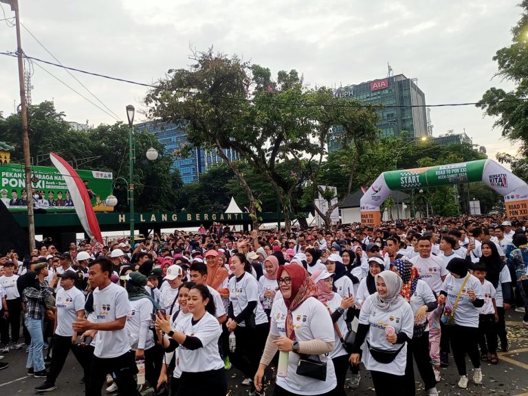 Ribuan Peserta Ikuti Fun Walk Road to PON XXI 2024 di Lapangan Benteng