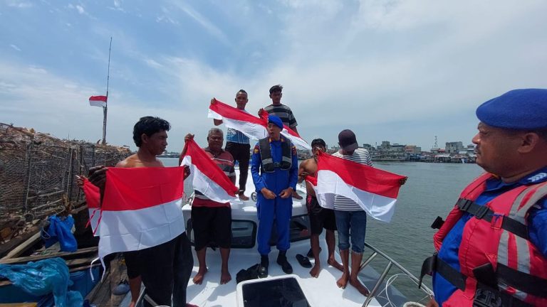 Sat Polairud Polres Langkat Sambangi Warga dan Bagikan Bendera