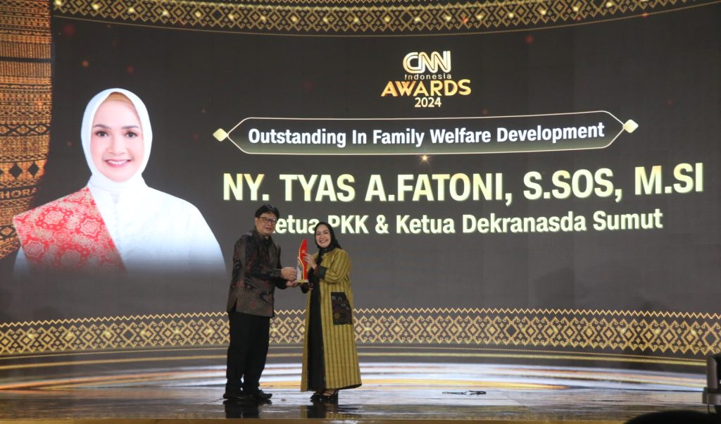 Tyas Fatoni Raih Penghargaan CNN Award