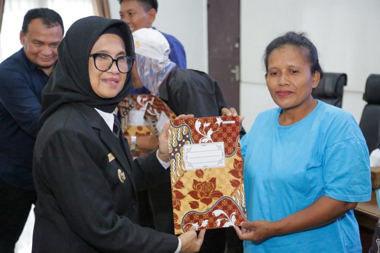 Walkot Susanti Berikan SK Bantuan Rehab Rumah ke Warga