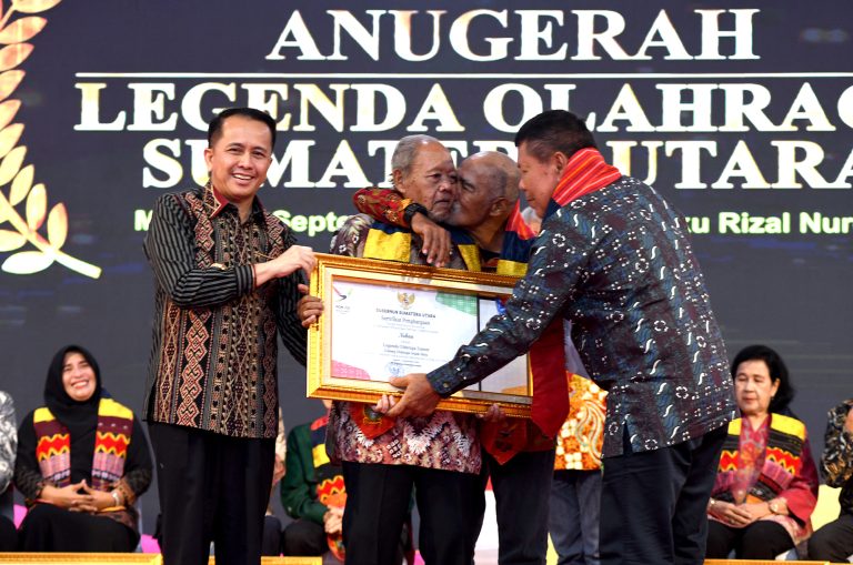 Agus Fatoni Beri Penghargaan kepada Para Legenda Olahraga Sumut