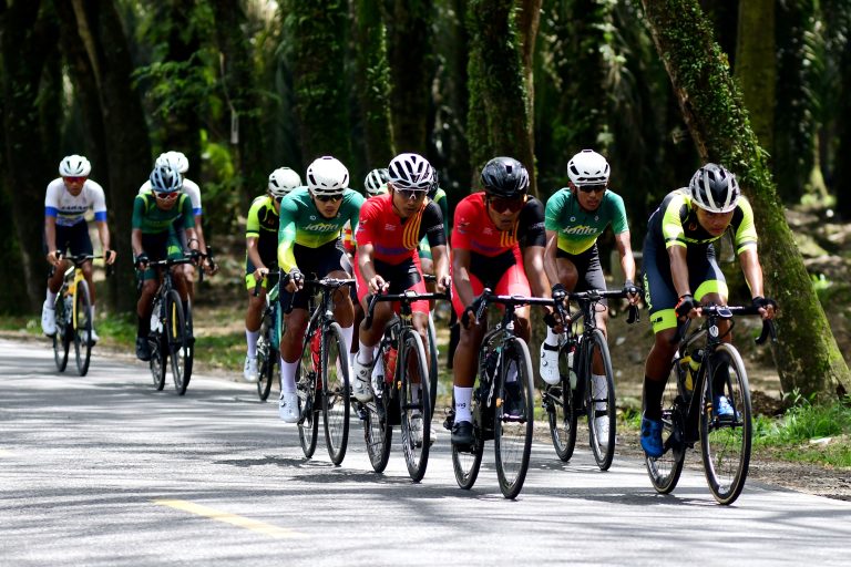 Atlet Cabor Balap Sepeda Road Race Taklukan Jalan Lintas Serdang Bedagai-Parapat