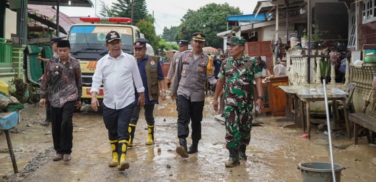 Bupati Simalungun Tinjau dan Beri Bantuan Masyarakat Terdampak Banjir