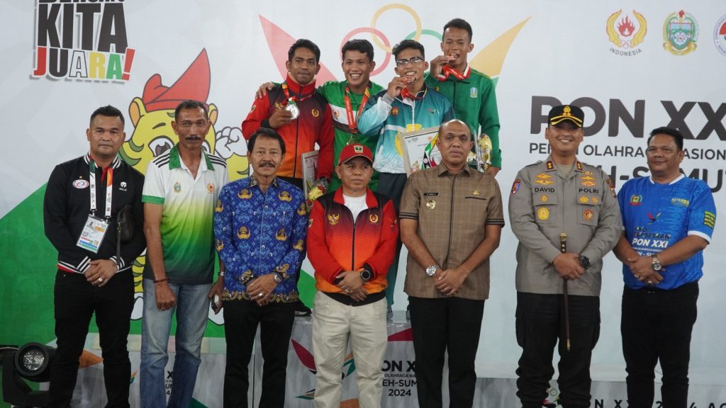 Kapolres Dan Pj. Bupati Langkat Berikan Medali kepada Juara Cabang Olahraga Sambo