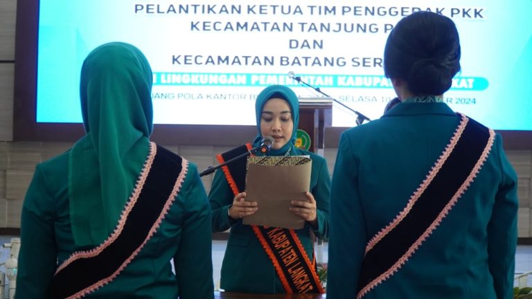 Ny. Uke Retno Faisal Hasrimy lantik dua Ketua TP PKK Kecamatan