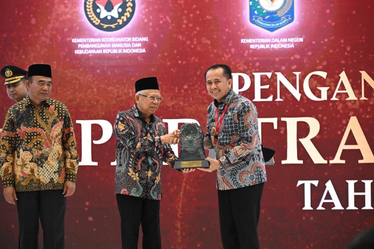 Pj Gubernur Sumut Agus Fatoni Raih Penghargaan Paritrana Award 2024