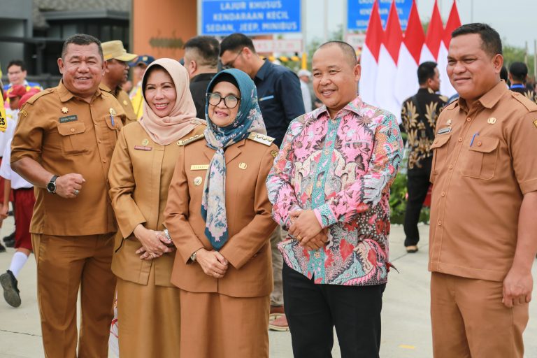 Susanti Dampingi Presiden Jokowi Resmikan Jalan Tol Sinaksak