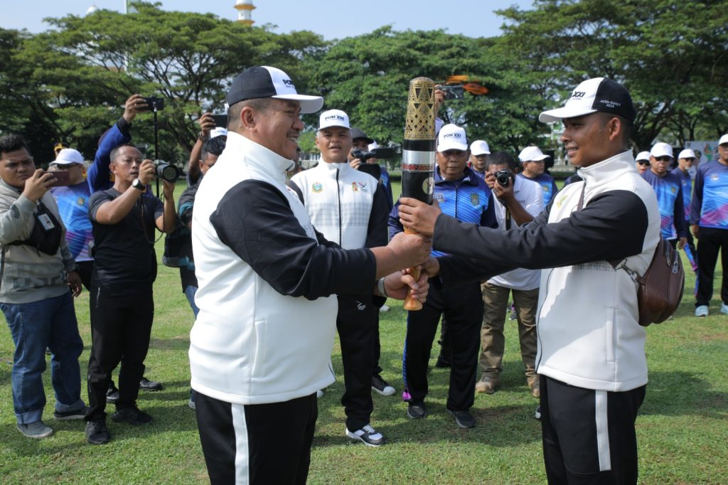 Wabup Asahan Terima Obor Api PON XXI Aceh-Sumut 2024