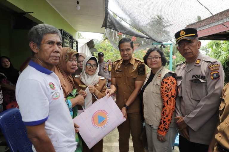 Walkot Susanti Berikan Tali Asih ke Keluarga Korban Kebakaran