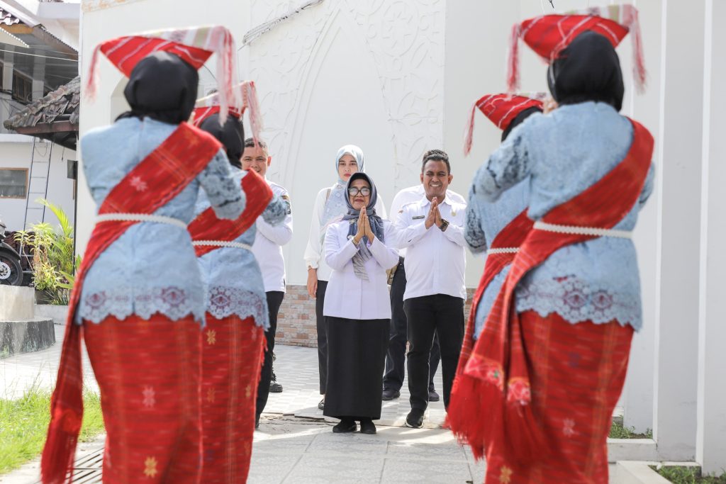 Walkot Susanti Buka Festival Perlombaan Taur-taur