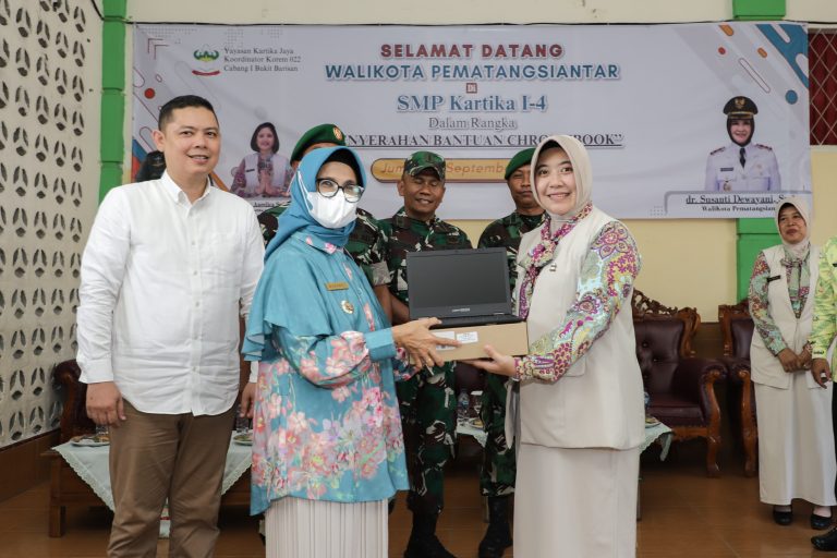 Walkot Susanti Serahkan Bantuan ke Sekolah Kartika Siantar