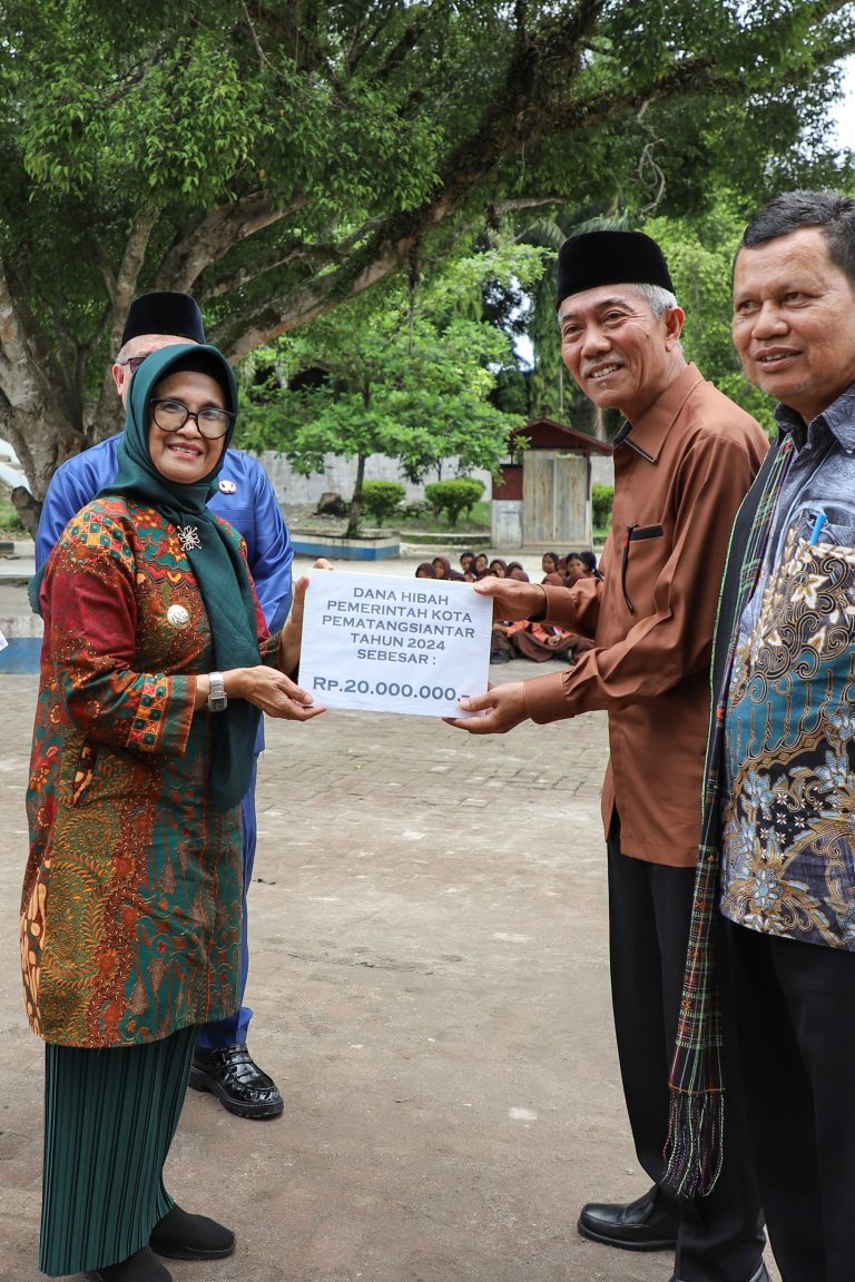 Walkot Susanti Serahkan Dana Hibah ke Musholla Fi Sabilillah SMPN 2