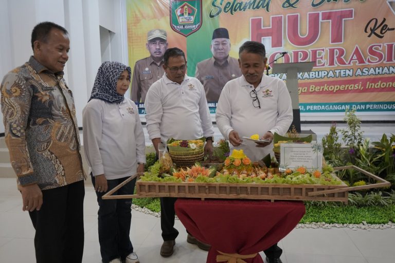 Pjs Bupati Asahan Potong Tumpeng di HUT Koperasi ke-77