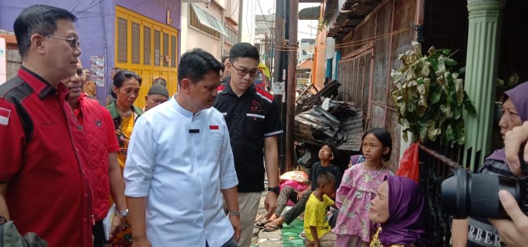 Ridha Kunjungi Korban Kebakaran di Jalan Selat