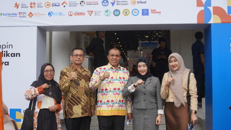 Pj Bupati Langkat Faisal Hasrimy Terima Mohammad Syafei Awards