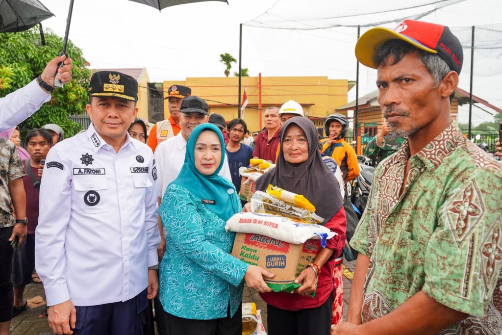 Pj Gubernur Sumut Fatoni dan Pj Ketua PKK Tyas Fatoni Tinjau Banjir dan Berikan Bantuan