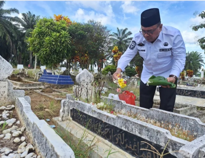 Pjs. Bupati Sergai Parlindungan Pane Berziarah ke Makam Orang Tua