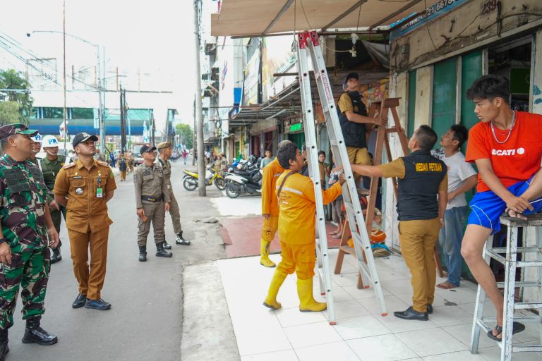 Sejumlah Ruko Tempat Usaha di Medan Petisah Ditertibkan