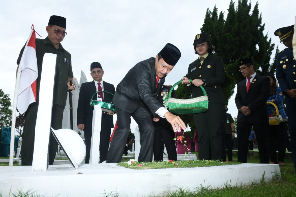 Upacara Peringati Hari Pahlawan hingga Tabur Bunga