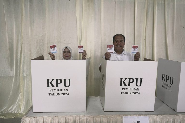 Wabup Asahan Nyoblos di TPS 10 Kelurahan Selawan