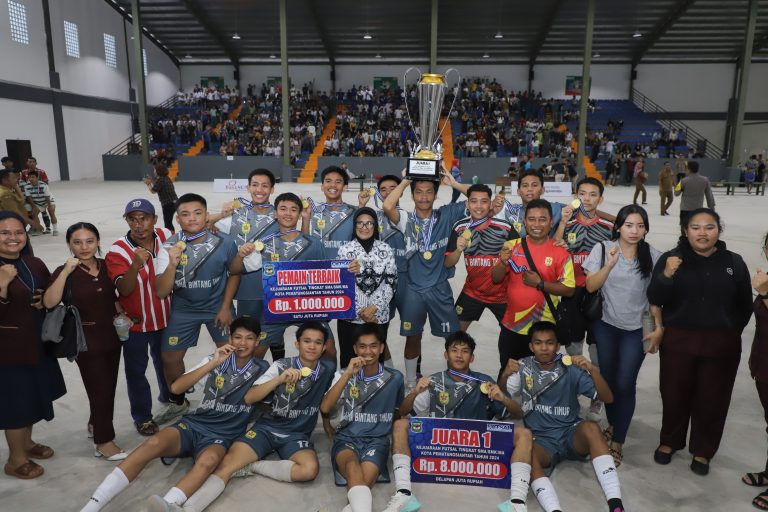 Walkot Susanti Tutup Kejuaraan Futsal Tingkat SMA di GOR Suzuya