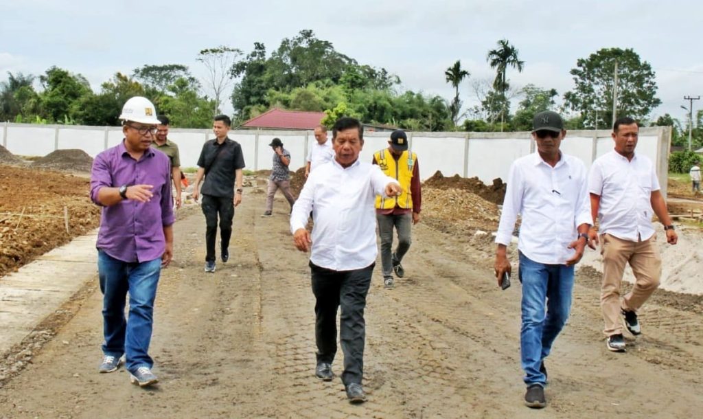 Bupati Radiapoh Meninjau Progres Pembangunan Stadion Mini Pematang Raya