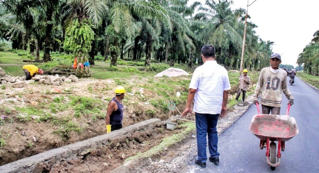 Bupati Radiapoh Tinjau Perbaikan Jalan Penghubung Jawa Maraja