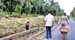 Bupati Radiapoh Tinjau Perbaikan Jalan Penghubung Jawa Maraja