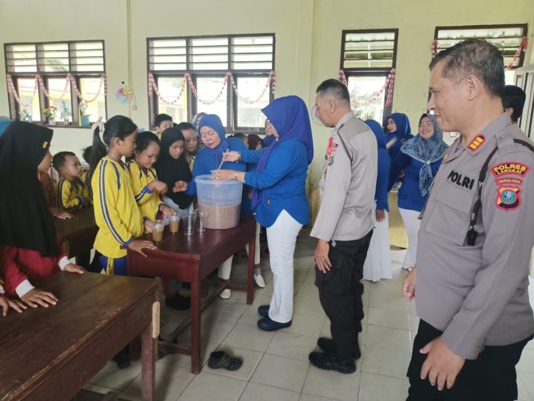 Kapolsek Hinai Berikan Bubur Kacang Hijau Gratis kepada Pelajar SD Negeri 057213 Cempa