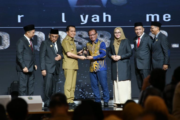 Pj Gubernur Agus Fatoni Terima Penghargaan Komisi Informasi Sumut Award Tahun 2024