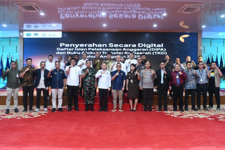 Pj Gubernur Sumut Agus Fatoni Serahkan DIPA dan TKD Tahun Anggaran 2025