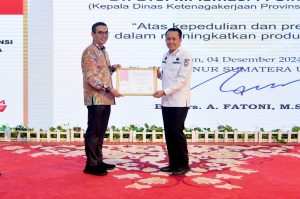 Pj Gubernur Sumut Agus Fatoni Terima Penghargaan Pembina Produktivitas dari Kemenaker