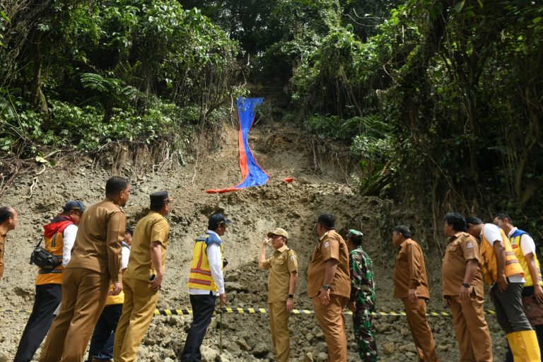 Pj Gubernur Sumut Tinjau Lokasi Longsor Sibolangit