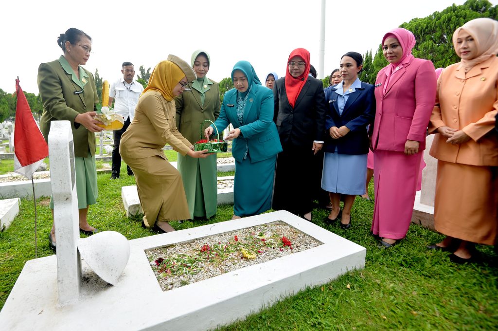 Pj Ketua TP PKK Sumut Ziarah ke TMP Bukit Barisan